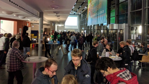 Menschen im Foyer des Audimax